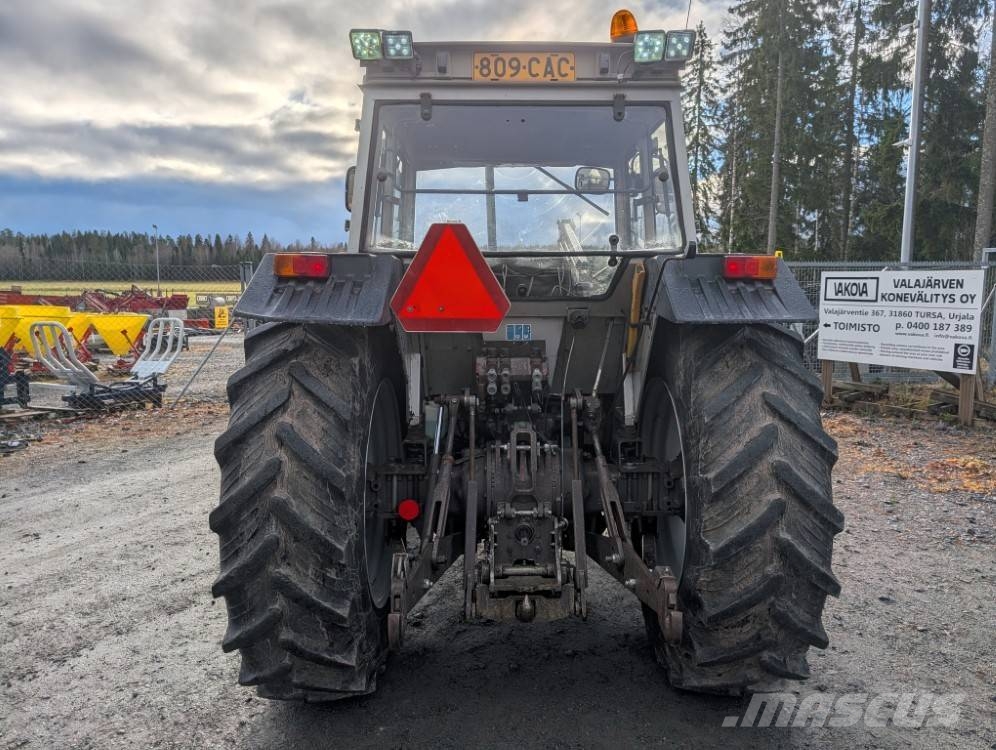 Massey Ferguson 390 Quicke Q940 etukuormaajalla Traktorit