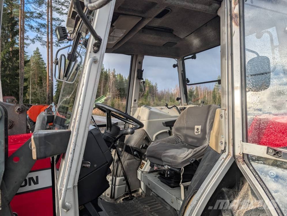 Massey Ferguson 390 Quicke Q940 etukuormaajalla Traktorit