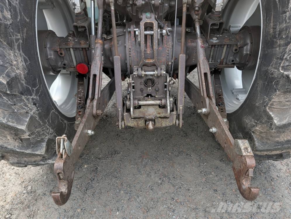 Massey Ferguson 390 Quicke Q940 etukuormaajalla Traktorit