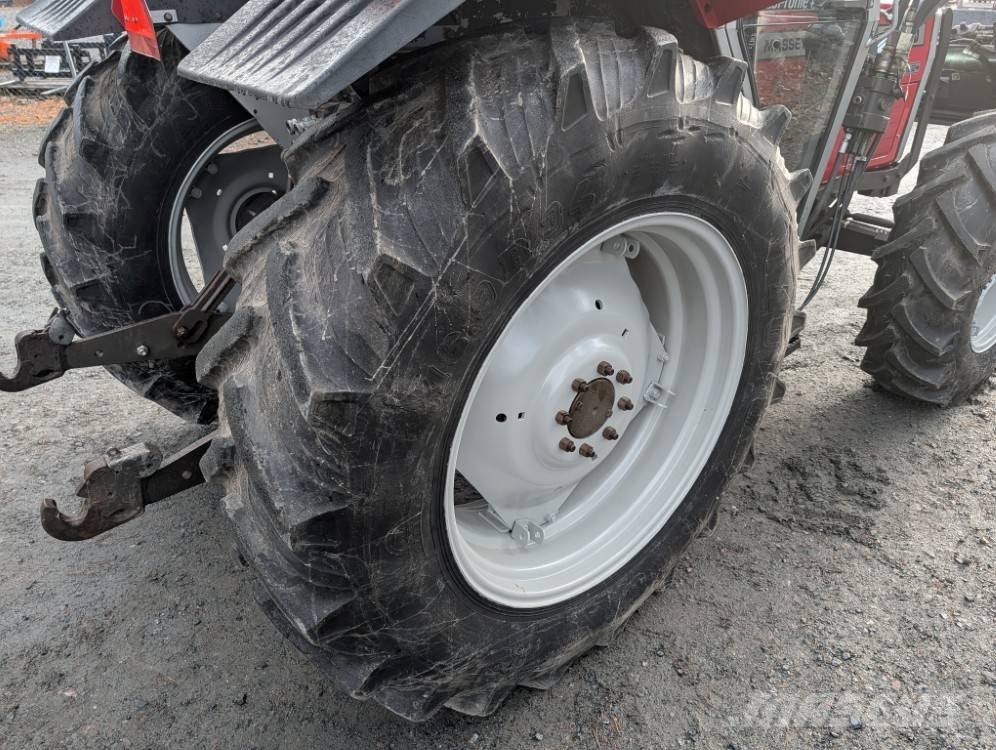 Massey Ferguson 390 Quicke Q940 etukuormaajalla Traktorit