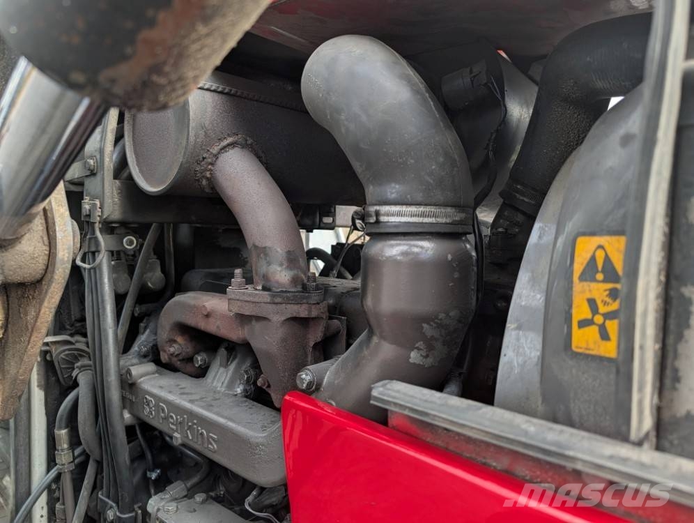 Massey Ferguson 390 Quicke Q940 etukuormaajalla Traktorit