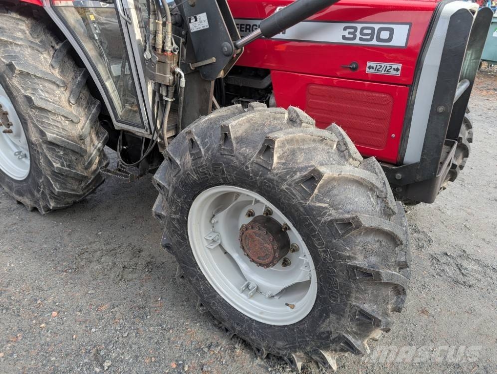 Massey Ferguson 390 Quicke Q940 etukuormaajalla Traktorit
