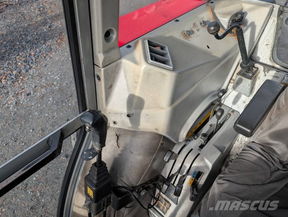 Massey Ferguson 390 Quicke Q940 etukuormaajalla Traktorit