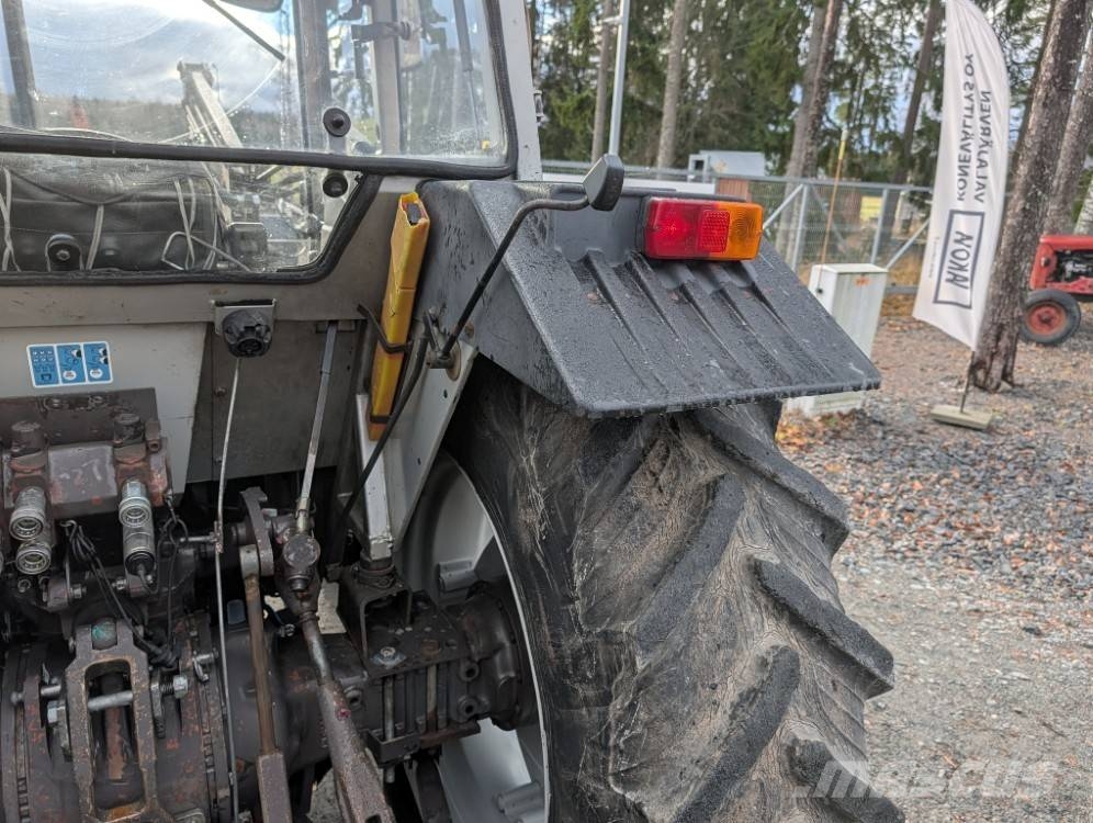 Massey Ferguson 390 Quicke Q940 etukuormaajalla Traktorit