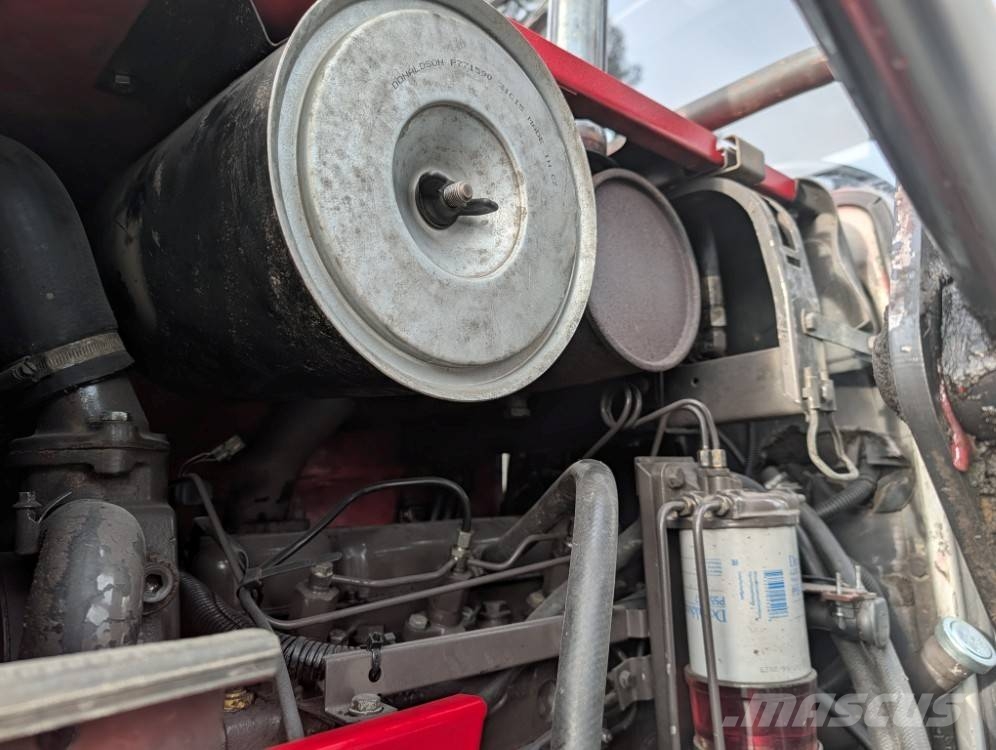 Massey Ferguson 390 Quicke Q940 etukuormaajalla Traktorit