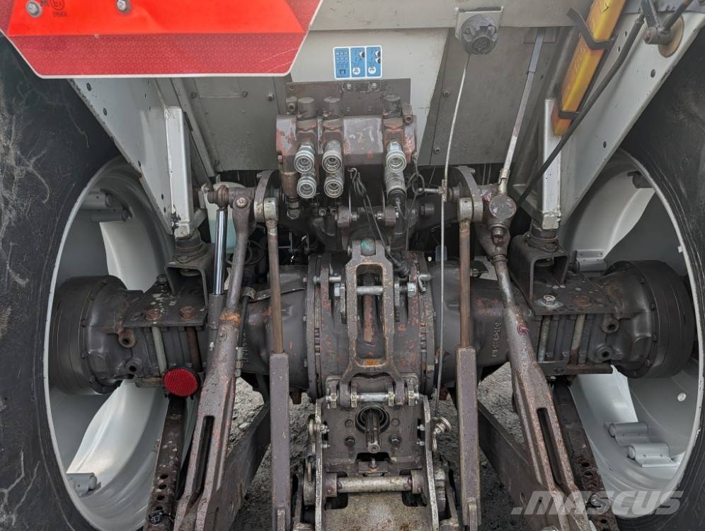 Massey Ferguson 390 Quicke Q940 etukuormaajalla Traktorit
