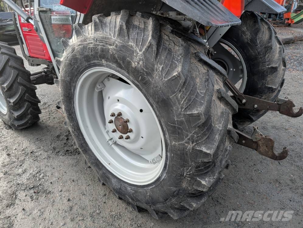 Massey Ferguson 390 Quicke Q940 etukuormaajalla Traktorit