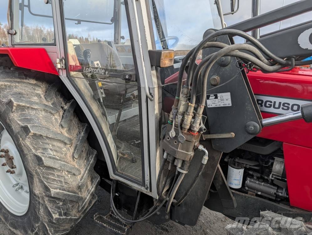 Massey Ferguson 390 Quicke Q940 etukuormaajalla Traktorit