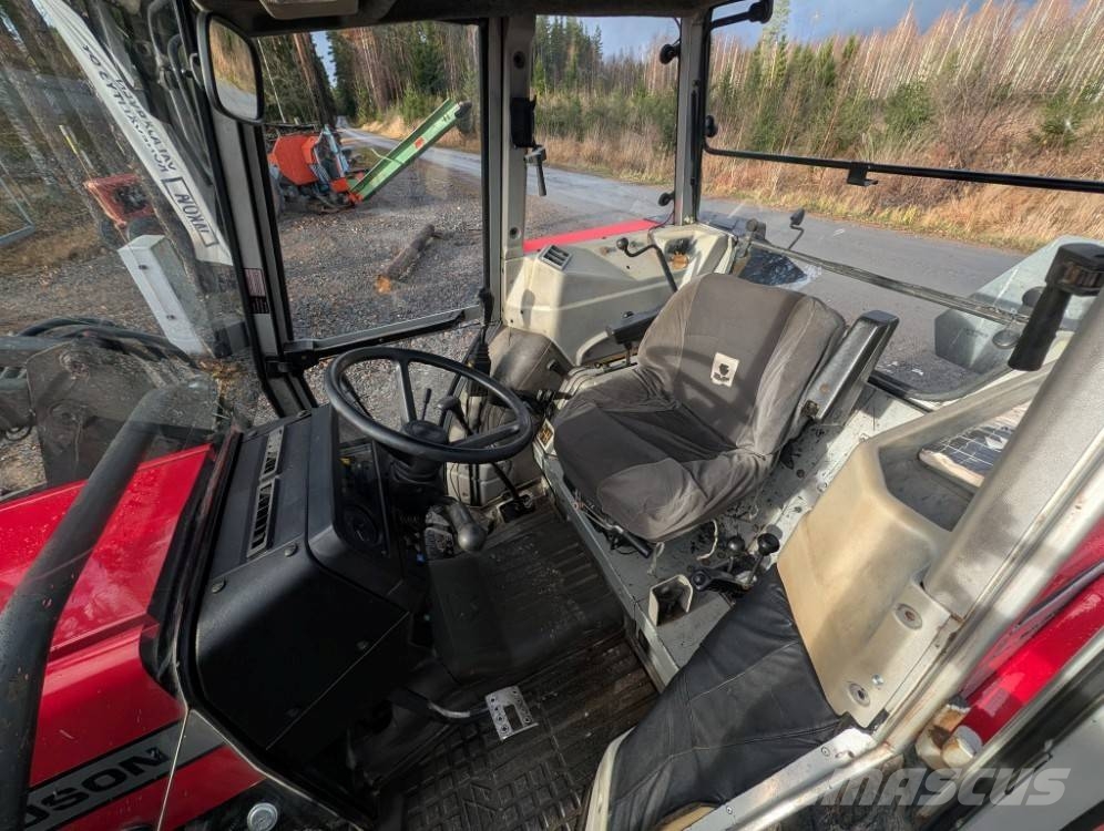 Massey Ferguson 390 Quicke Q940 etukuormaajalla Traktorit