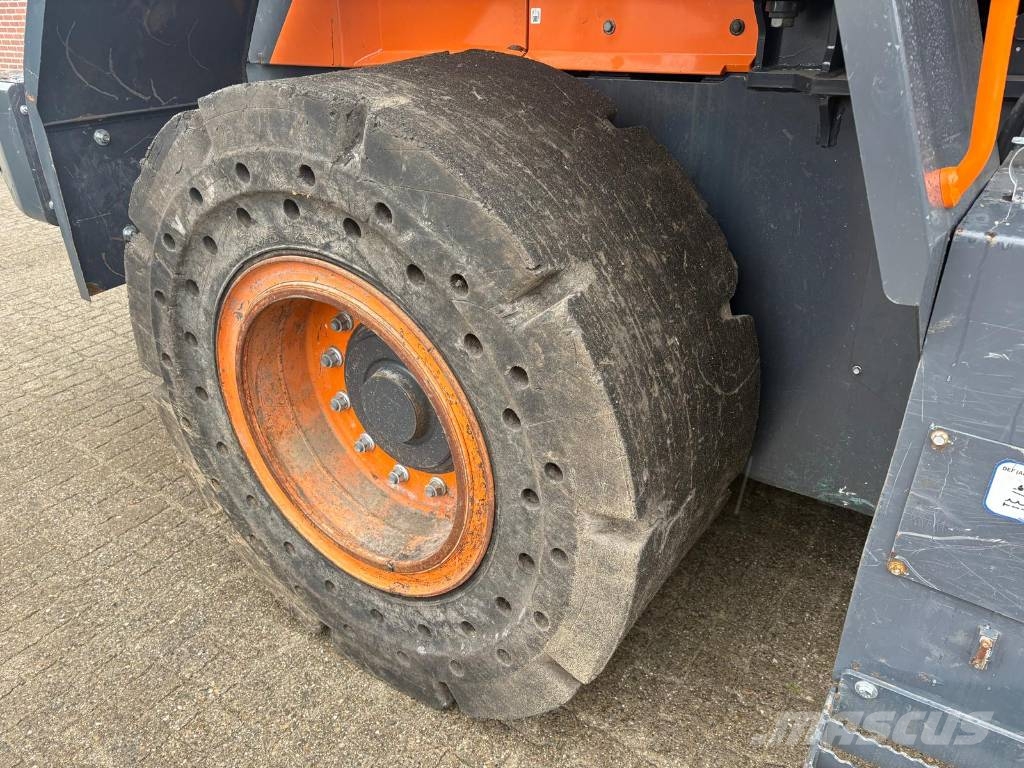 Develon DL 220-7 Kolesni nakladalci