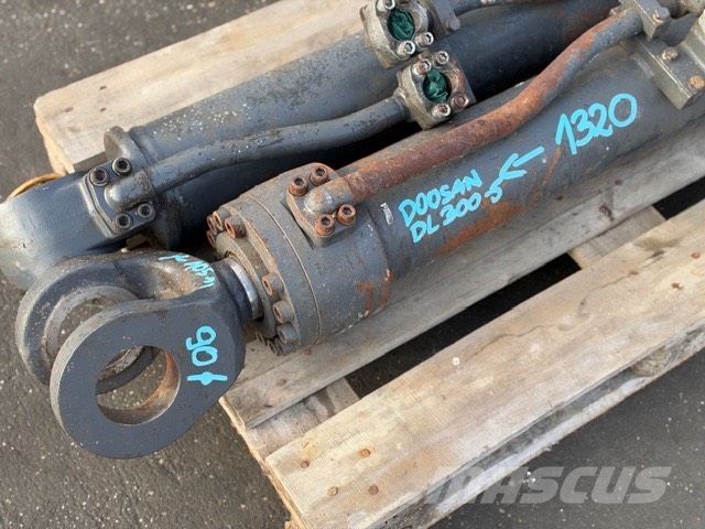 Doosan DL 300-5 USED HYDRAULIC CYLINDER هيدروليات