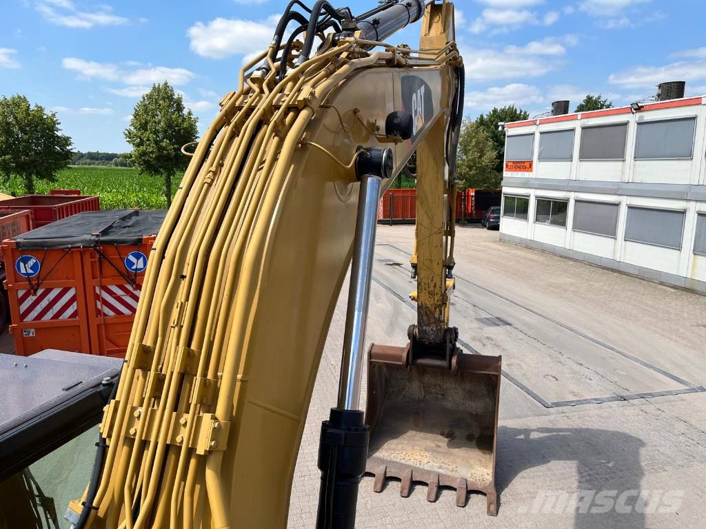 CAT 324 EL حفارات زحافة