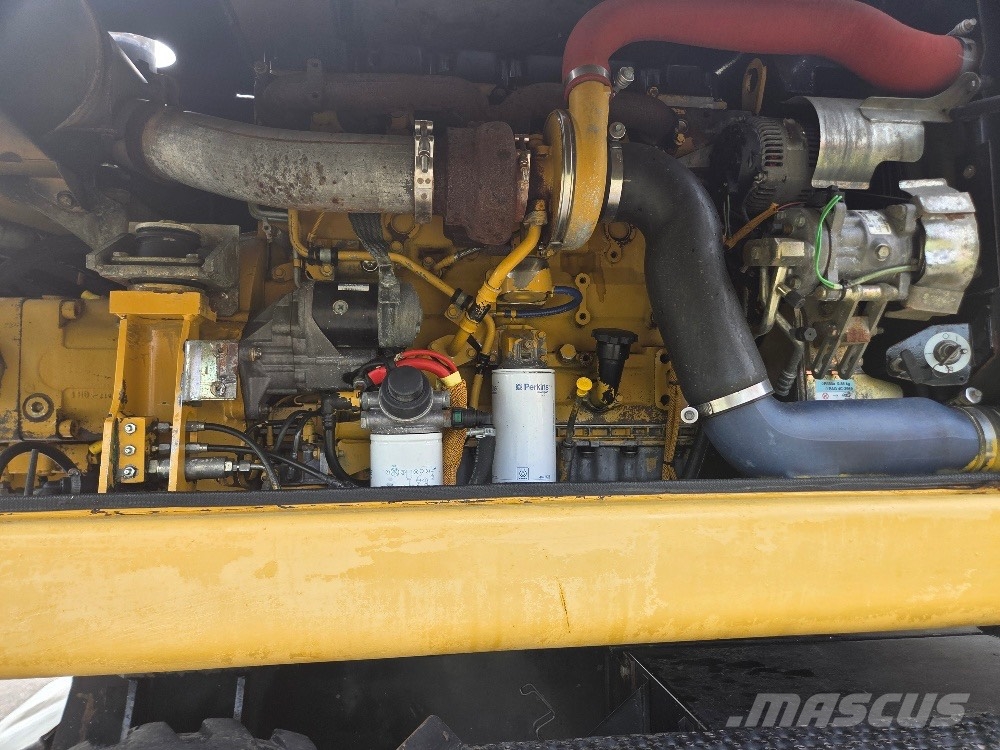 CAT M318D حفارات بعجل