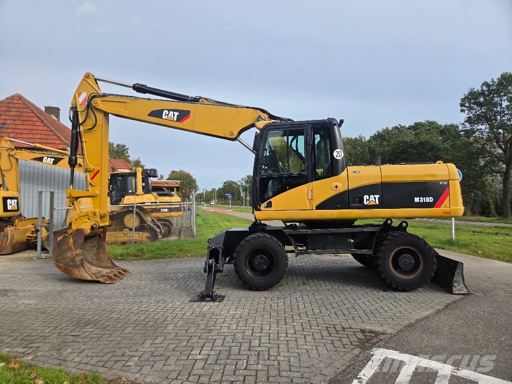 CAT M318D حفارات بعجل