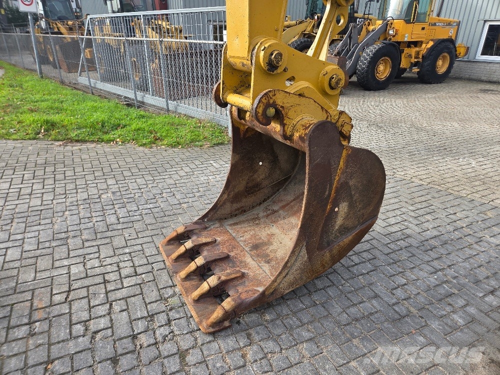 CAT M318D حفارات بعجل