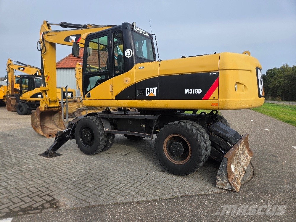CAT M318D حفارات بعجل