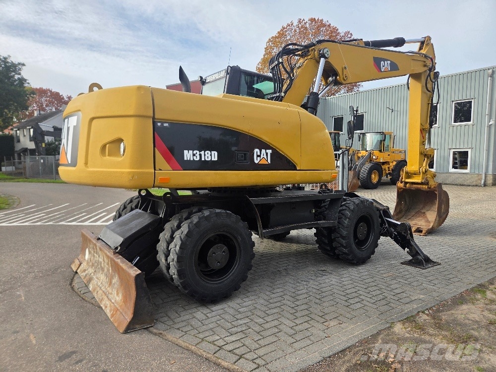 CAT M318D حفارات بعجل