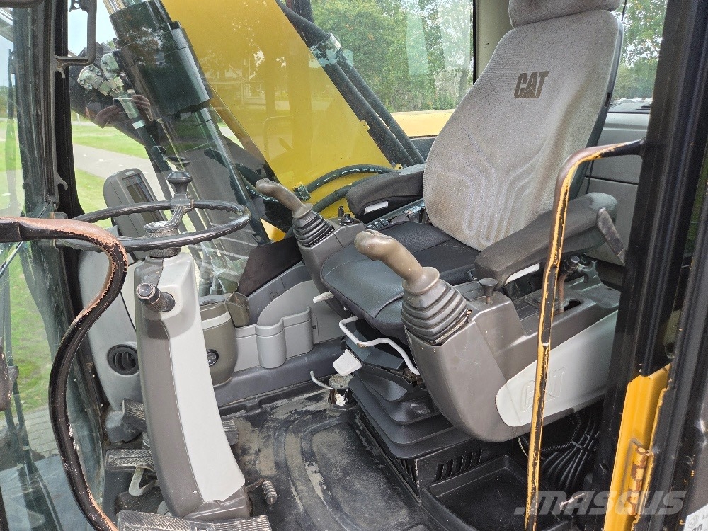 CAT M318D حفارات بعجل