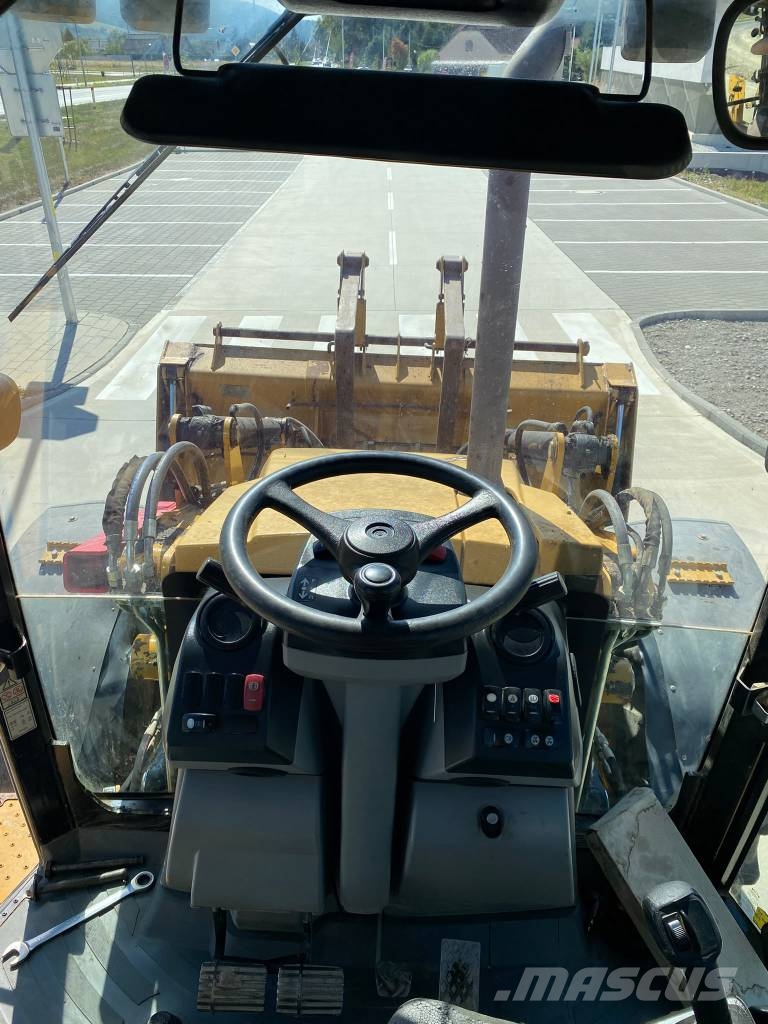 CAT 444F Ekskavatori-iekrāvēji