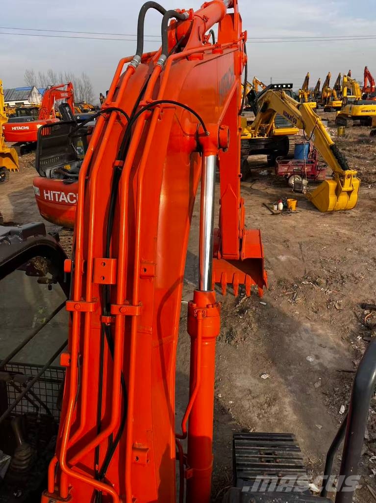 Hitachi ZX130 中型挖掘机
