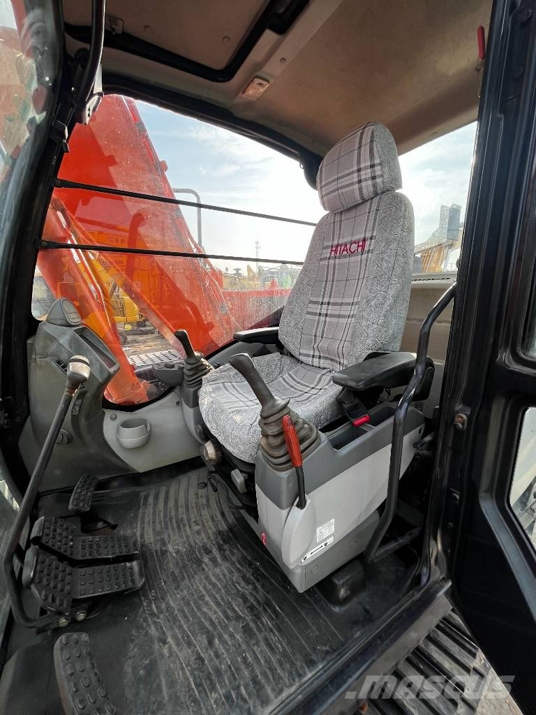 Hitachi ZX130 中型挖掘机