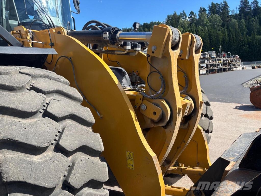 CAT 980 Iekrāvēji uz riteņiem