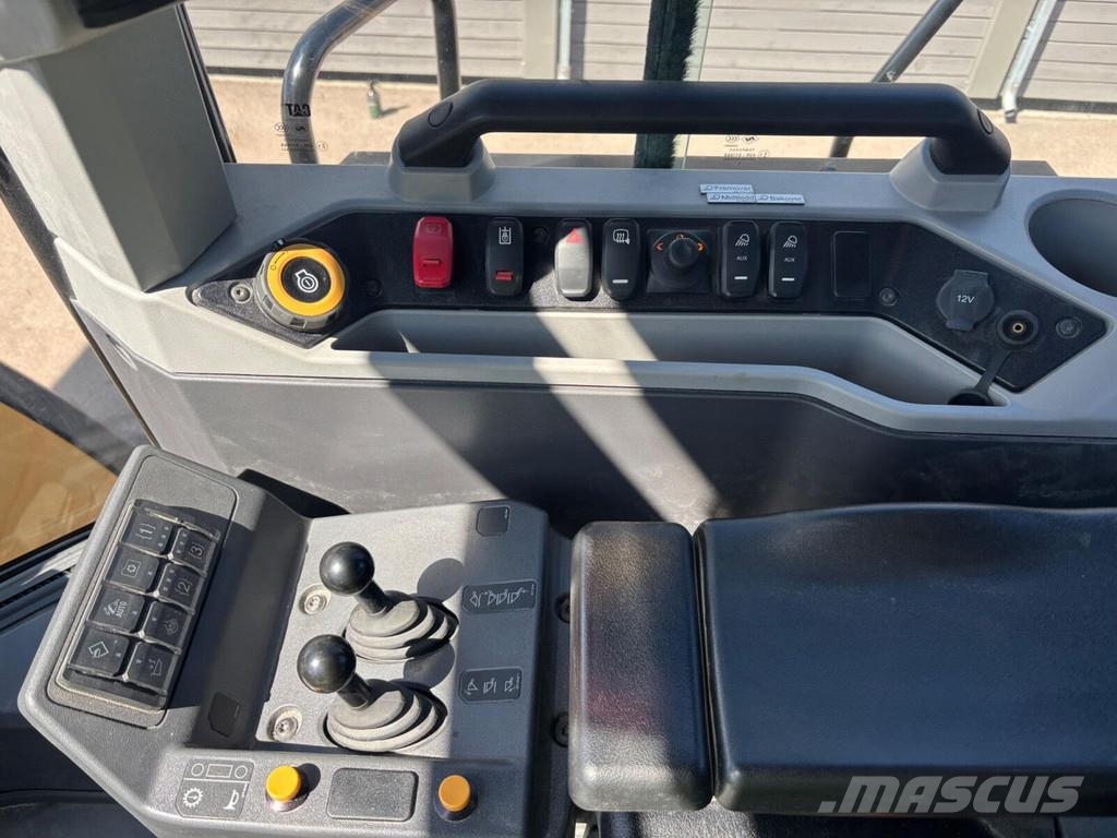 CAT 980 Iekrāvēji uz riteņiem