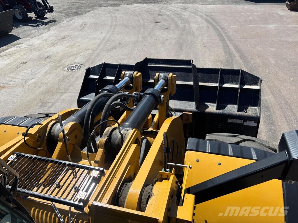 CAT 980 Iekrāvēji uz riteņiem