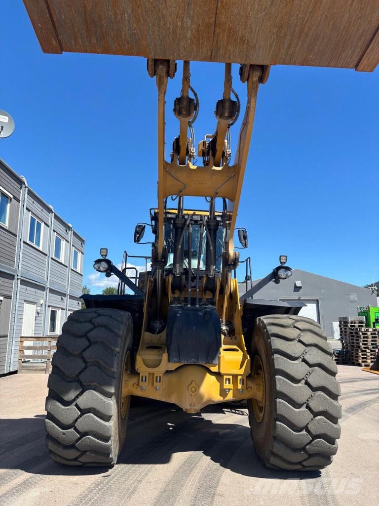 CAT 980 Iekrāvēji uz riteņiem