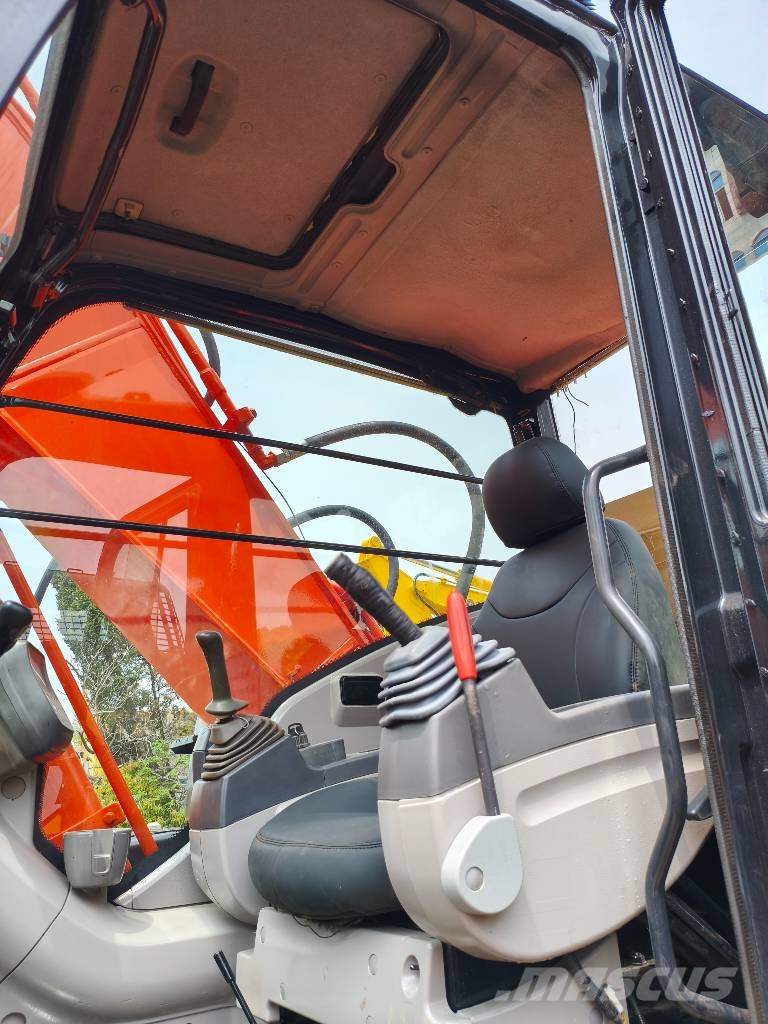Hitachi ZX200 履带挖掘机