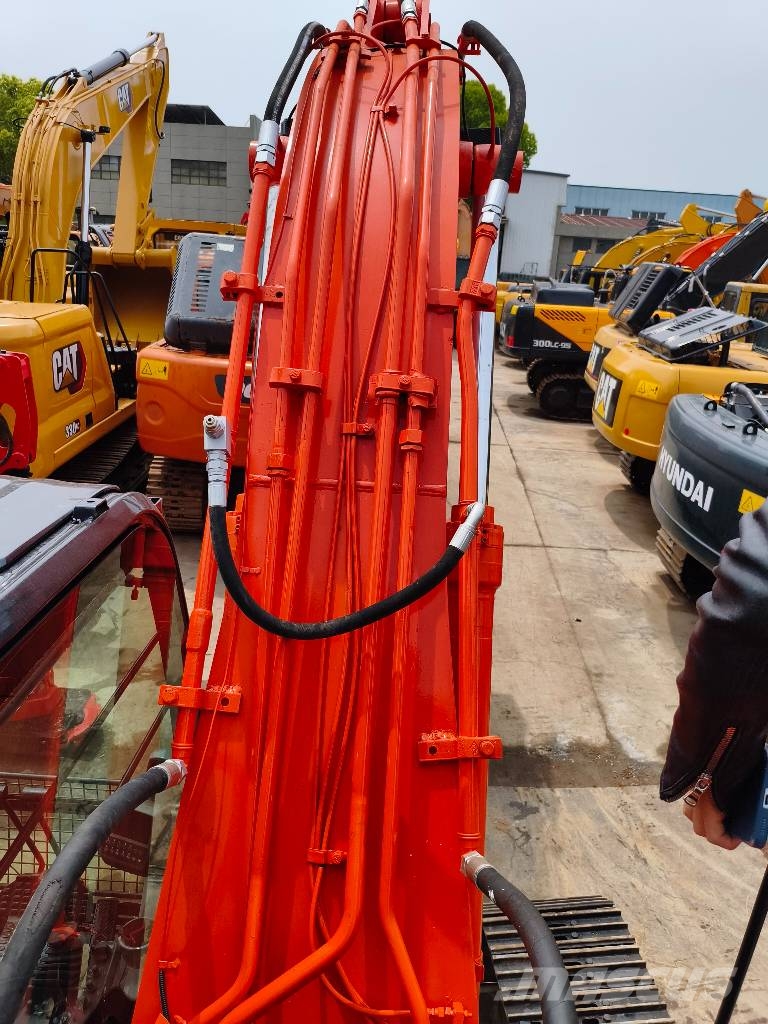 Hitachi ZX200 履带挖掘机