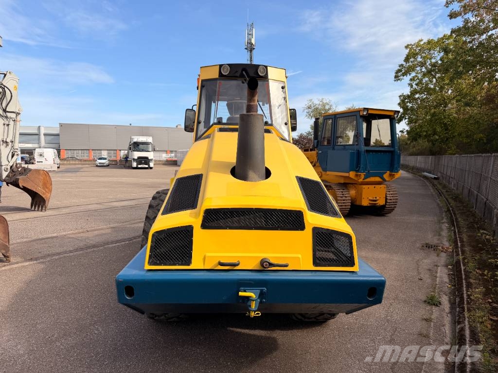 Bomag BW 216 D-4 مداحل أحادية الأسطوانة