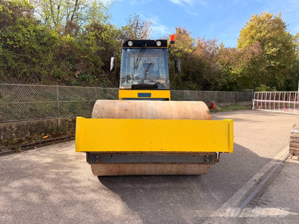 Bomag BW 216 D-4 مداحل أحادية الأسطوانة