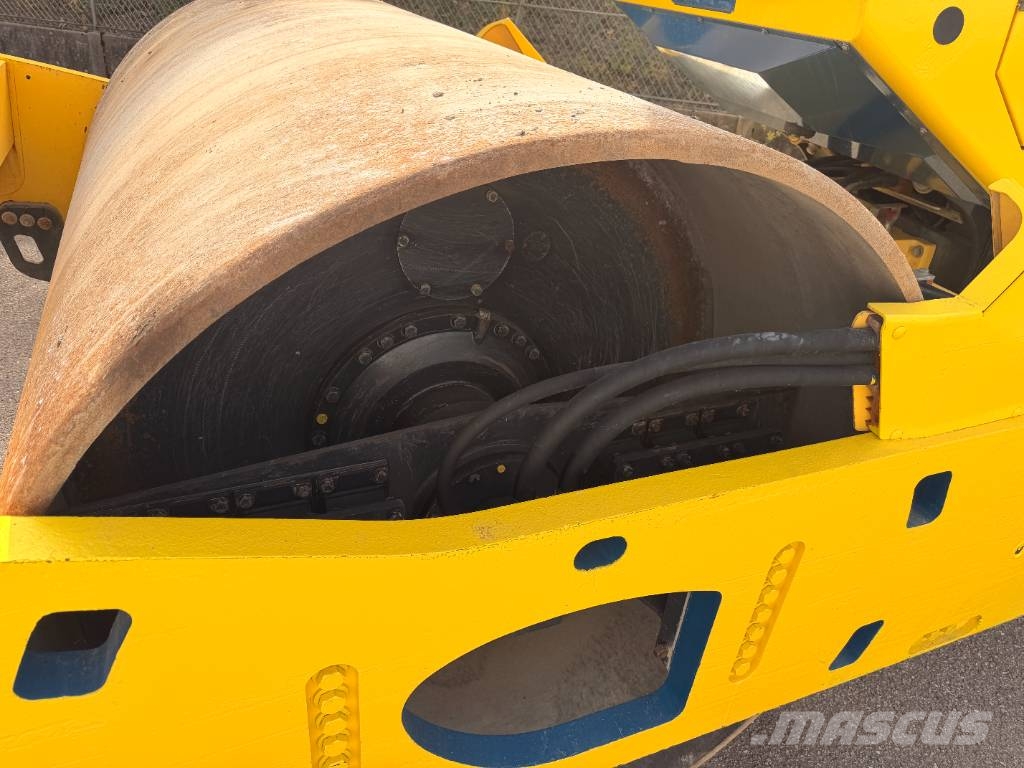 Bomag BW 216 D-4 مداحل أحادية الأسطوانة