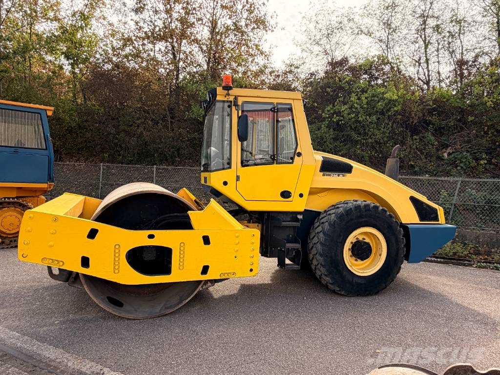 Bomag BW 216 D-4 مداحل أحادية الأسطوانة