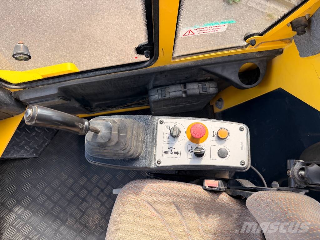 Bomag BW 216 D-4 مداحل أحادية الأسطوانة