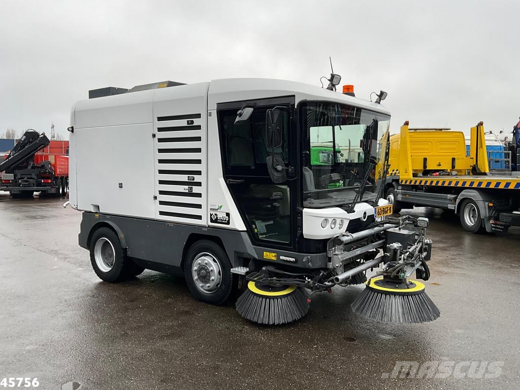 Ravo 580 with 3-rd brush Kehrmaschine