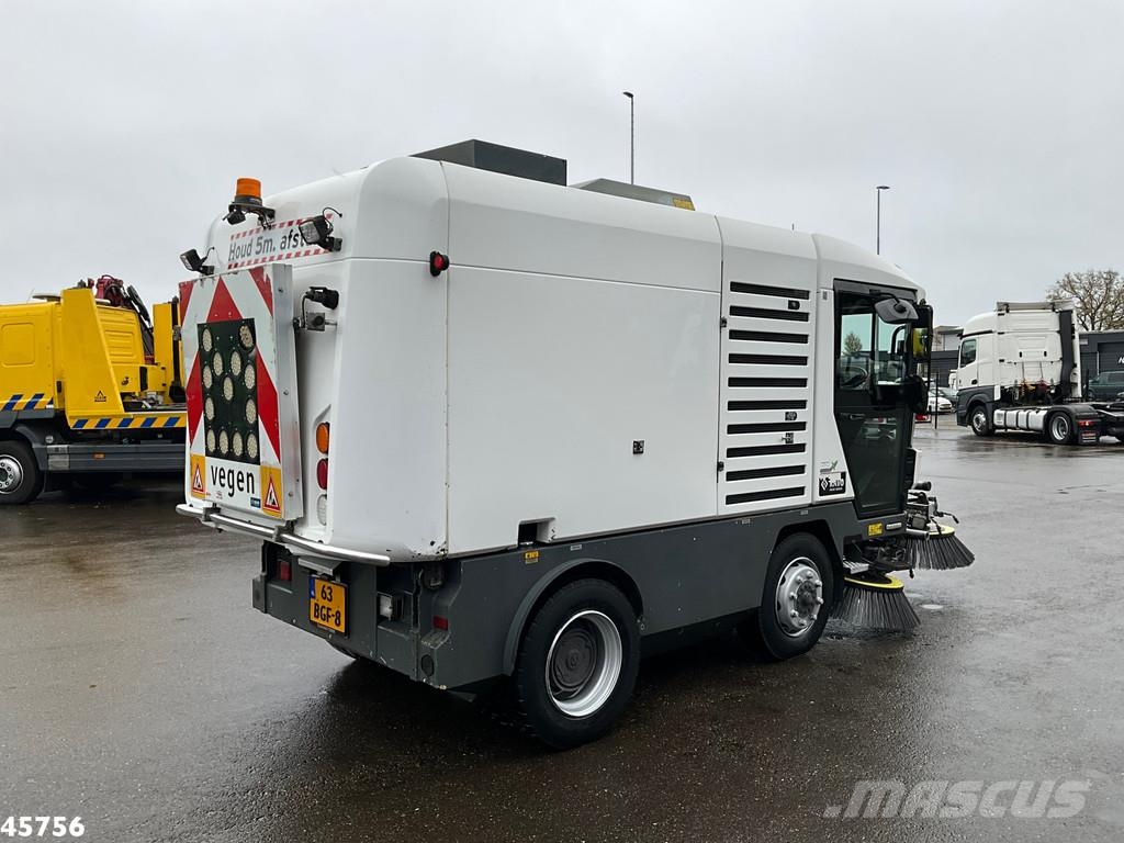 Ravo 580 with 3-rd brush Kehrmaschine