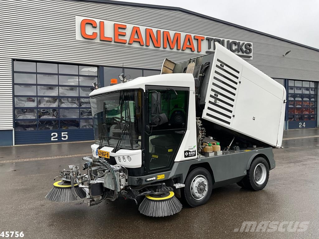 Ravo 580 with 3-rd brush Kehrmaschine