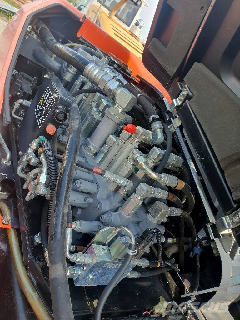 Kubota KX 080-4 中型挖掘机