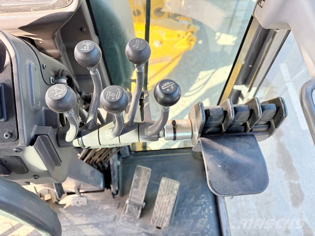 Volvo G960B - 4.90 Meter Blade / Backup Camera Grader