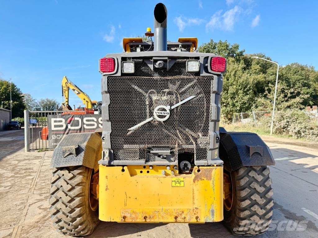 Volvo G960B - 4.90 Meter Blade / Backup Camera Grader