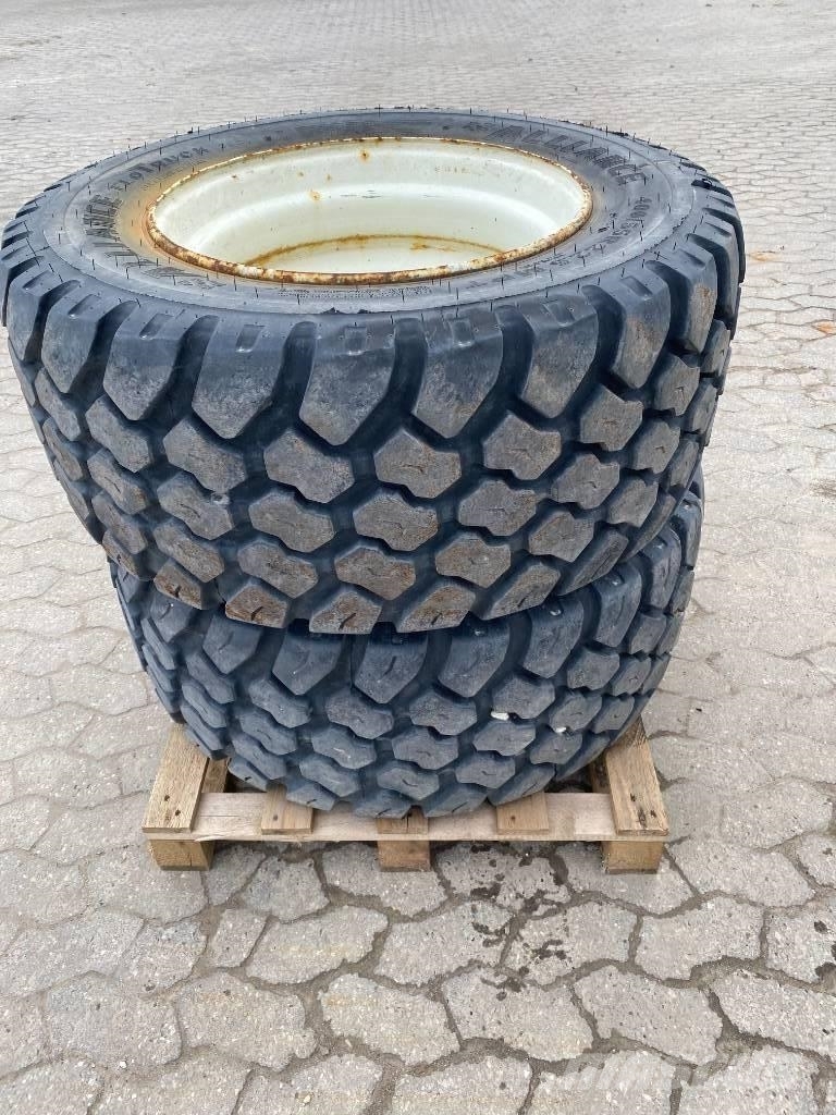 BKT flotation 648 fælge og dæk Other components