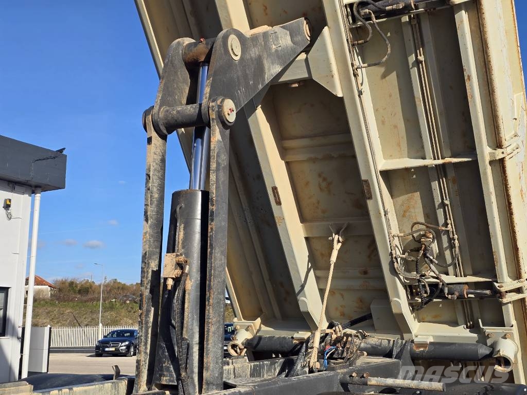 Mercedes-Benz Arocs 3240 덤프 트럭
