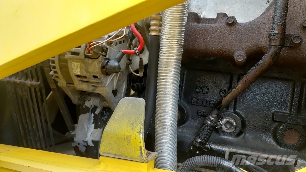 Komatsu WB 97 S-2 لوادر ذات جرافات عكسية