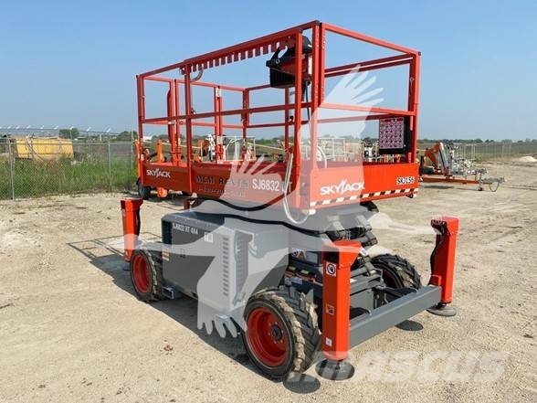 SkyJack SJ6832RT رافعات مقصية الشكل