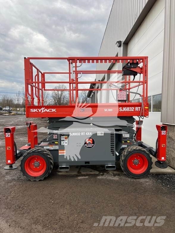 SkyJack SJ6832RT رافعات مقصية الشكل