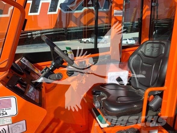 SkyTrak 10054 伸縮臂操作車