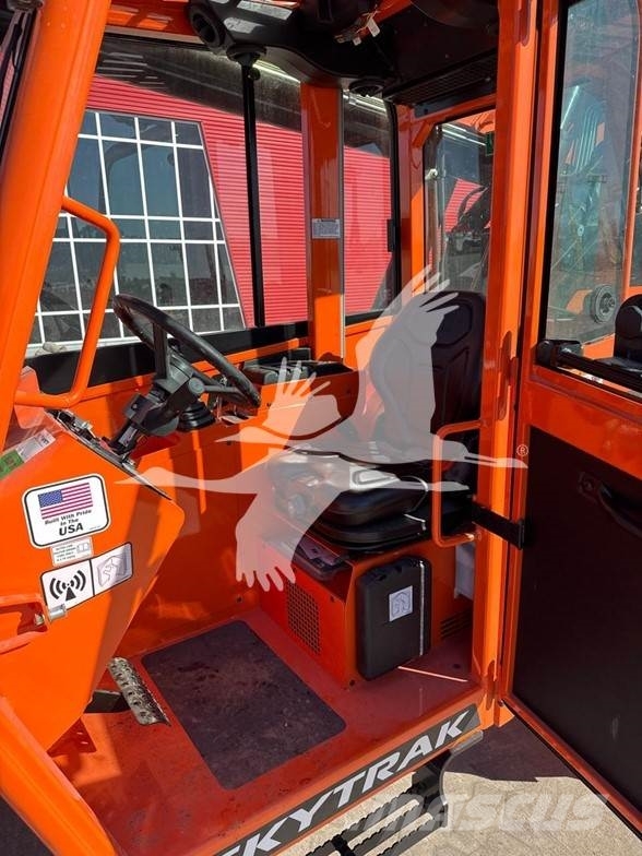 SkyTrak 10054 伸縮臂操作車