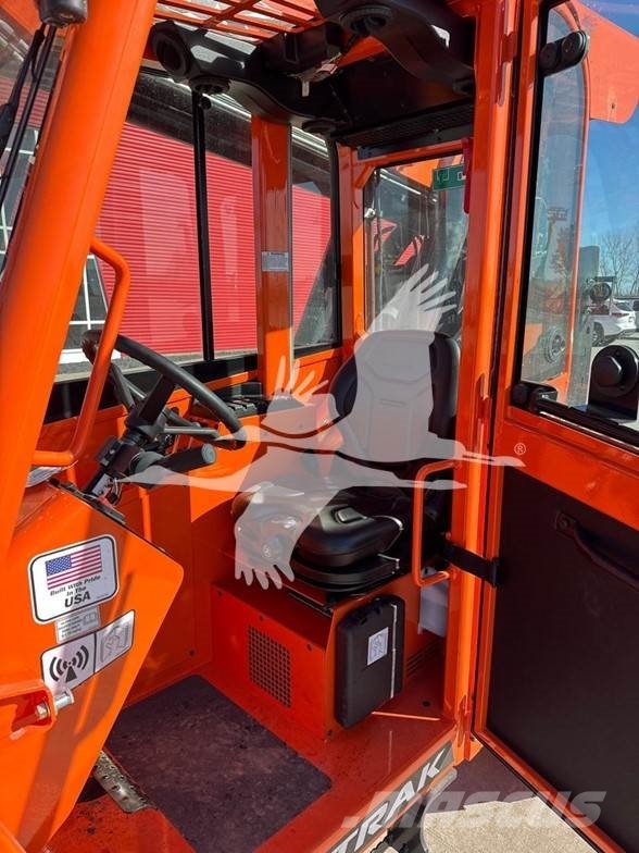 SkyTrak 10054 伸縮臂操作車